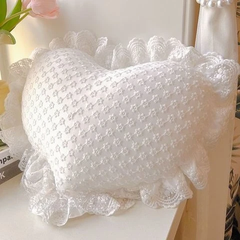 coussin brodé chic