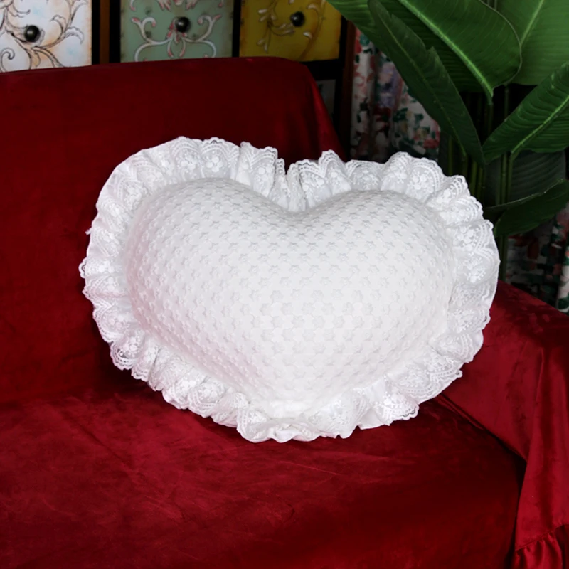 coussin en dentelle blanche