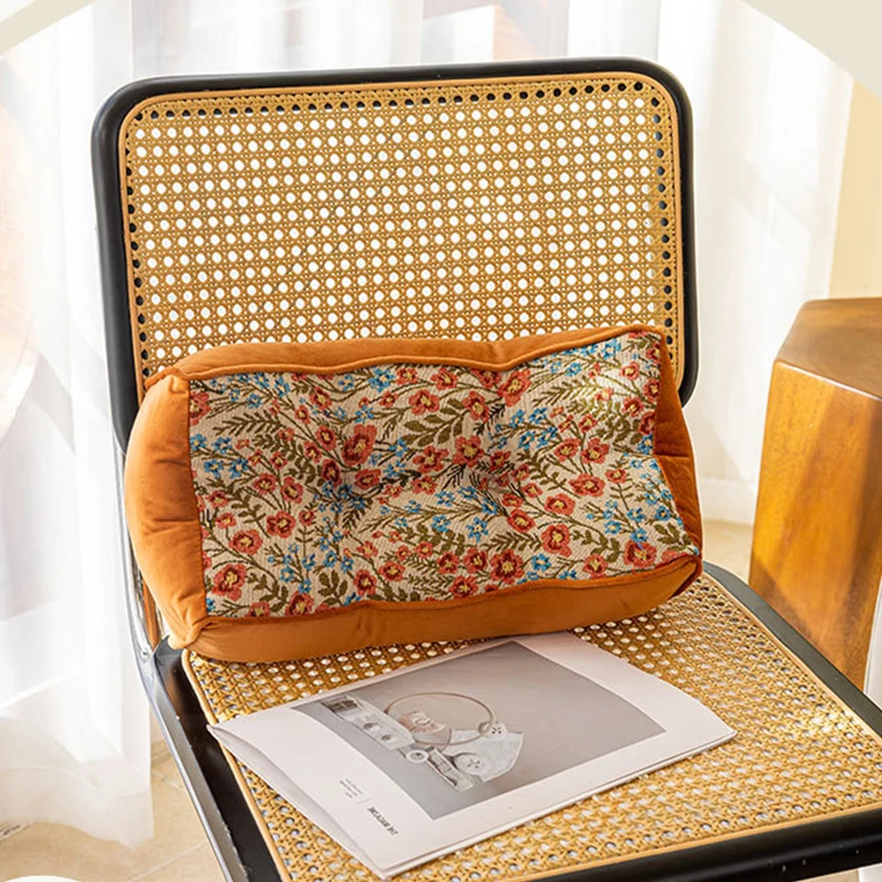décoration intérieure avec coussin floral