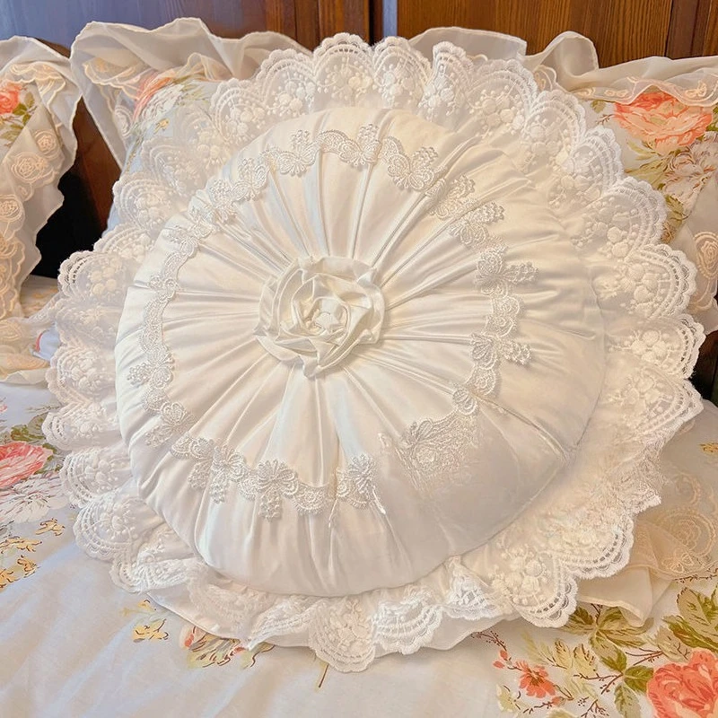 coussin blanc brodé