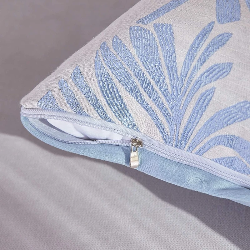 motif brodé sur coussin