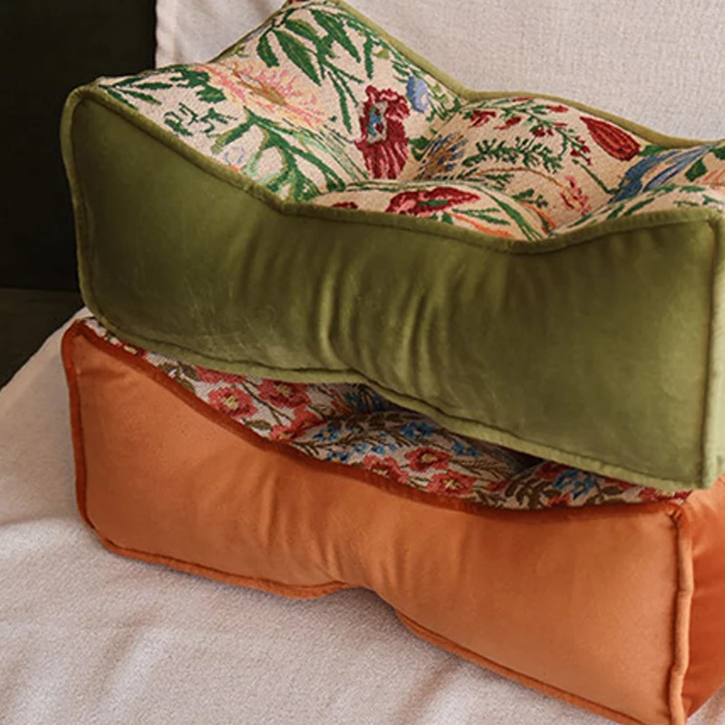 motif floral sur coussin vintage