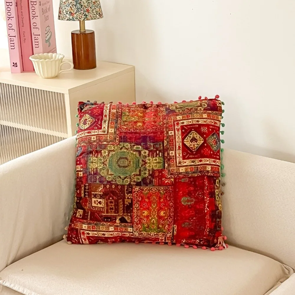 coussin détail pompons